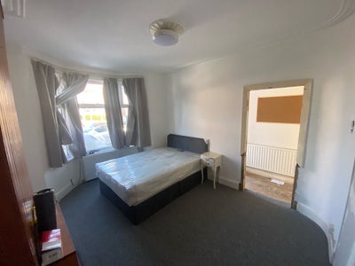 Double Room 5 Mins to Elizabeth Line  Main Photo