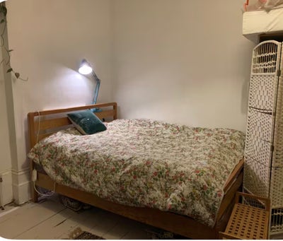 Bohemian flat in peaceful area MON - FRI Main Photo