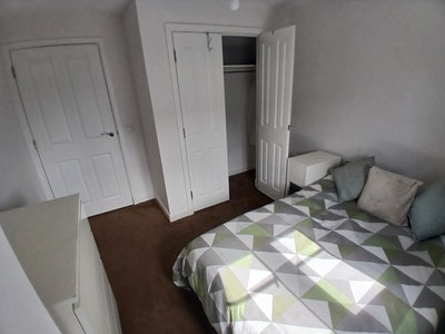 Double Room in End Terraced House with Garden Main Photo