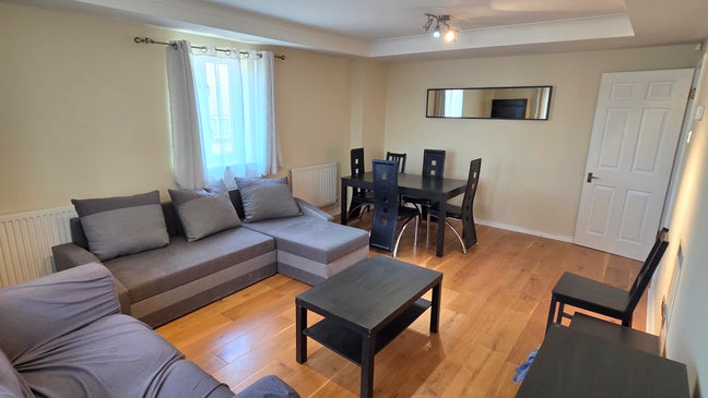 Riverview spacious 2-bed 2-bath separate kitchen Main Photo