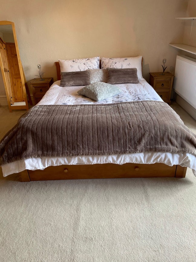 Beautiful large room with views  Main Photo