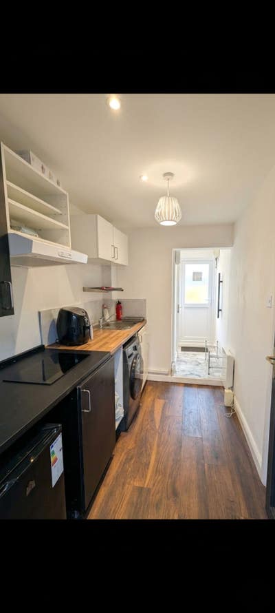 Studio just 2 min from Hainault Station IG6 Main Photo