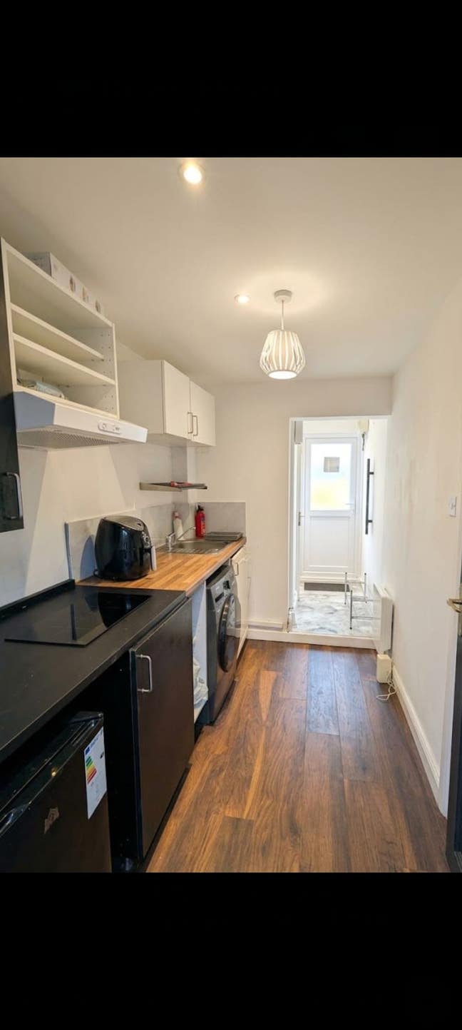 Studio just 2 min from Hainault Station IG6 Main Photo