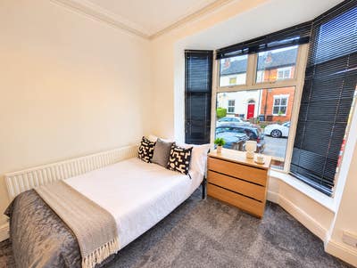 ** New Lovely STUDIO En Suite -All Bills Included! Main Photo