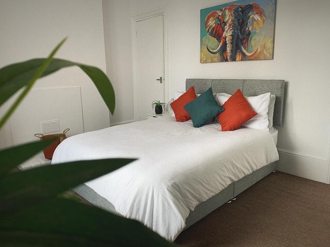 Beautiful Spacious Room - perfect location!! Main Photo