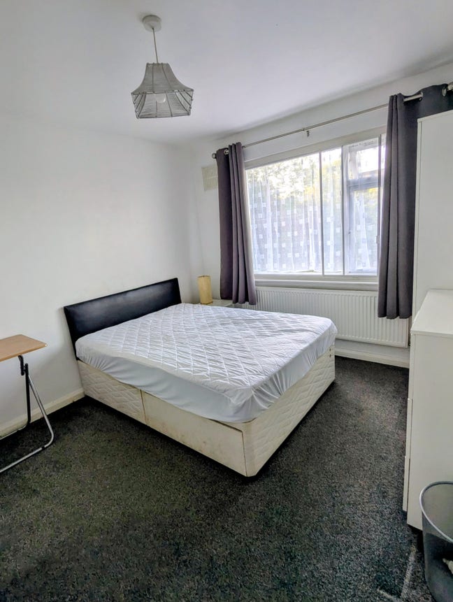 Double Ensuite in quiet house Main Photo