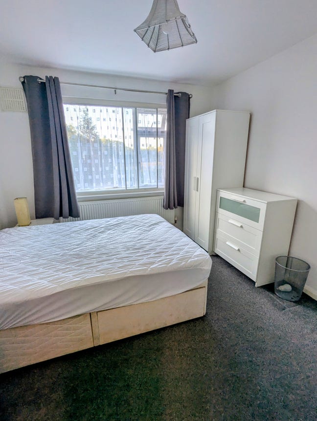 Double Ensuite in quiet house Main Photo