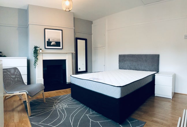 Newly refurbished 4 bedrooms min mile end tube  Main Photo