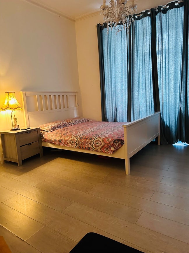 Large double bedroom with private living room Main Photo