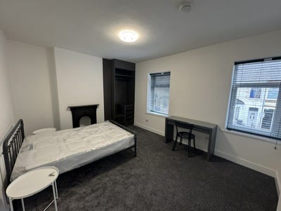 Stunning & Newly Renovated House share Main Photo