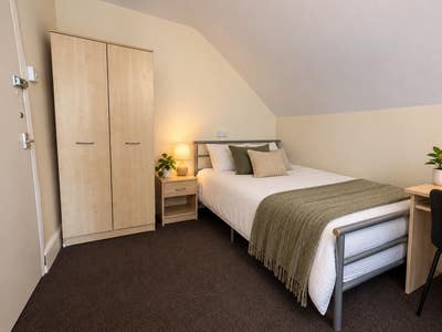**NG2*Huge Rooms*Own Kitchenette*No Fees** Main Photo