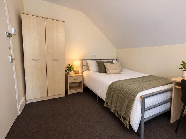 **NG2*Huge Rooms*Own Kitchenette*No Fees** Main Photo