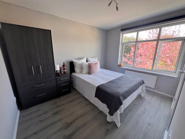 Lovely dble bedroom with en-suite &pound;825 bills incl  Main Photo
