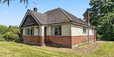 Large Double Room in private bungalow Main Photo