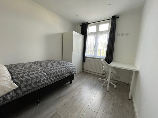 Single bed room with sharing facilities at &pound;750 pe Main Photo