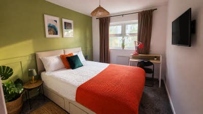 Styling Comfy King Room in Barking City Centre Main Photo