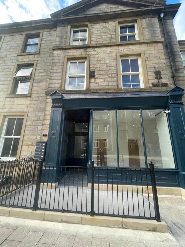 Ensuite available next to Turf Moore & Bus station Main Photo