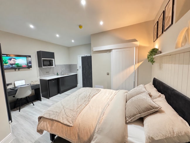 🏡 Newly Refurbished High-End Six-Bedrooms  Main Photo