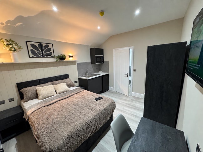 🏡 Newly Refurbished High-End Six-Bedrooms  Main Photo