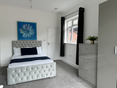 Modern Double Room – 1 Min Walk to Jubilee Line Main Photo