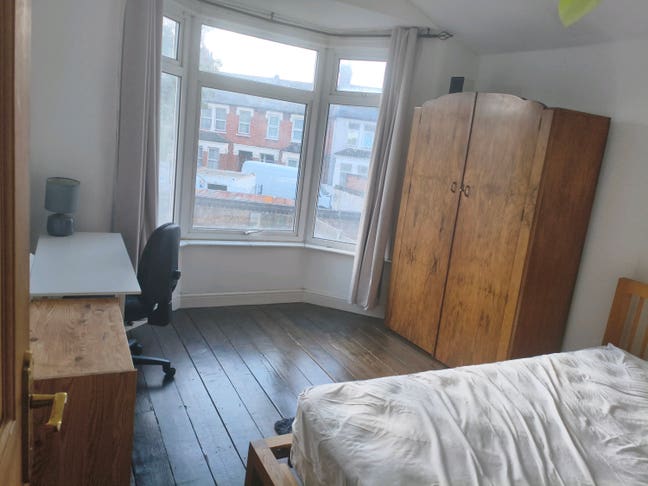 Double Room in spacious house Main Photo