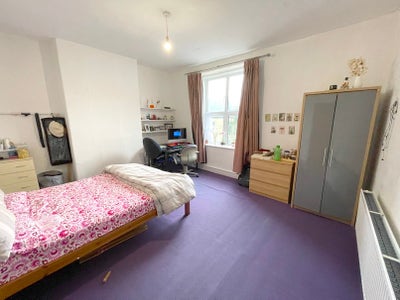 NO DEPOSIT - Rooms available in large end terrace Main Photo