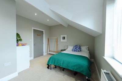 Bright & Spacious Modern En-Suite Room Main Photo