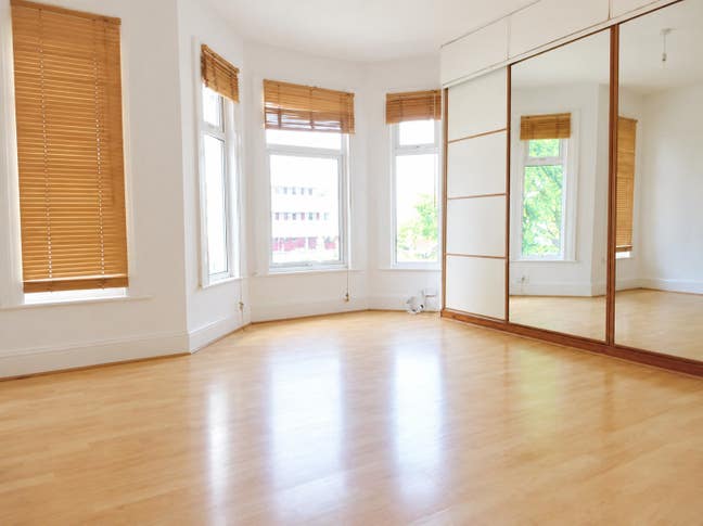 Large Bright Double Room Next to Southend Victoria Main Photo