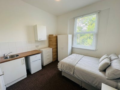 Fully Furnished Studio – SE6 – UC/HB Welcome Main Photo