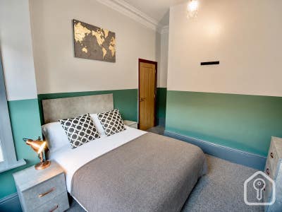 **Comfy Room Central Selby Furnished** Main Photo