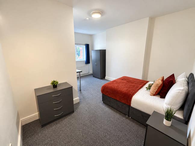 Freshly Decorated En-Suite Room | Parking | WV14SL Main Photo
