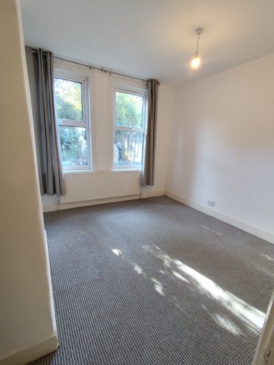 2 bedroom ground floor flat to let in leyton E10 Main Photo