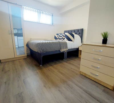 Modern En-Suite Studio Room Available  Main Photo