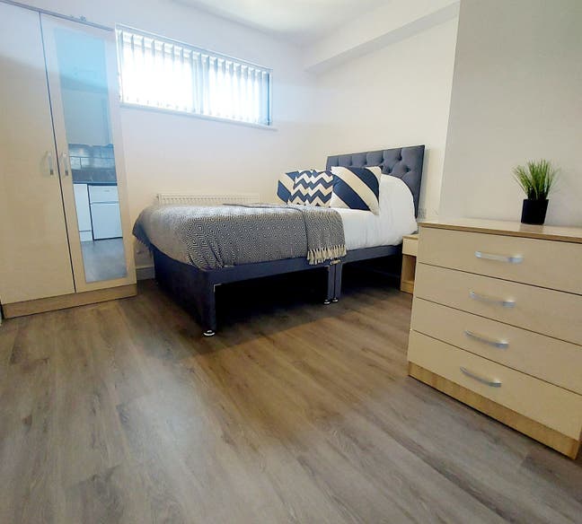 Modern En-Suite Studio Room Available  Main Photo