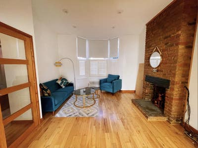 Putney maisonette with garden, yards from station  Main Photo