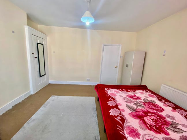 Spacious Bright Double Room Available in Illford Main Photo