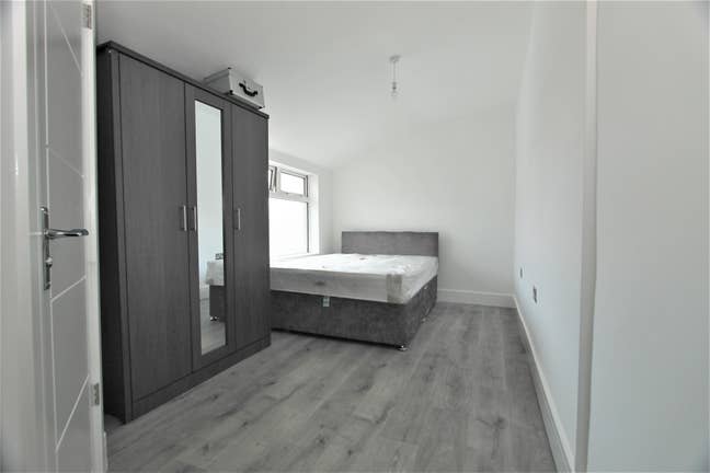 Modern Double En-Suite - NN1 Main Photo