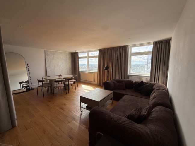 Looking for Female/NB flatmate in Shepherds Bush Main Photo