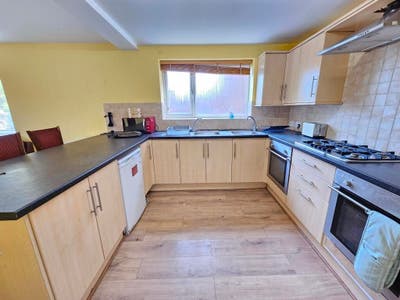 Sunny single room in friendly 8 person house Main Photo