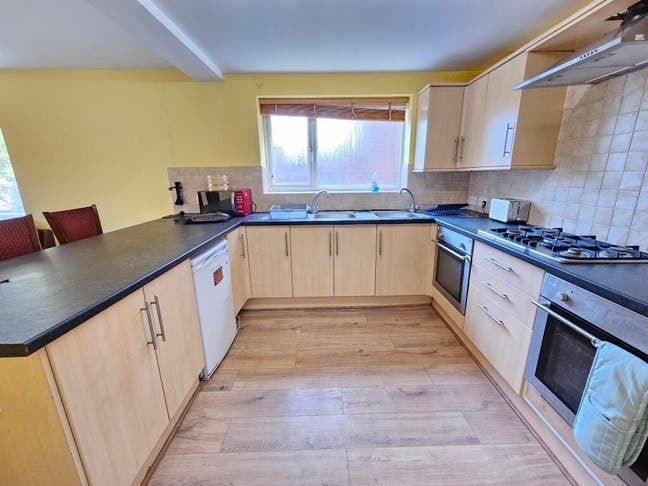 Sunny single room in friendly 8 person house Main Photo