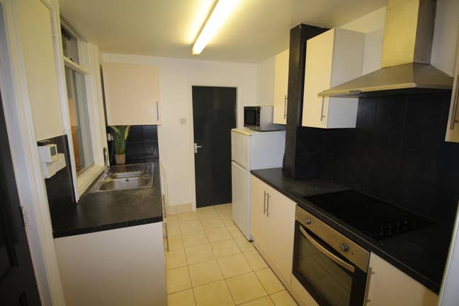 🏢 Fantastic Studio Apartment in Prime High Street Main Photo