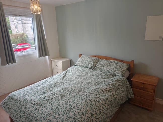 Good sized double room in 3 bed house. Nov to Feb Main Photo