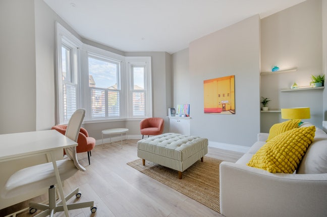 1 bedroom furnished apartment on glider route  Main Photo