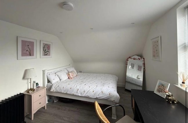 Large Bright Double Room near Balham Station Main Photo