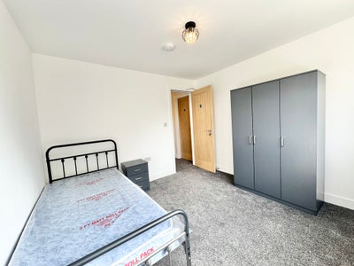 🏡 Six-Double Rooms on  Market Harborough, LE16  Main Photo