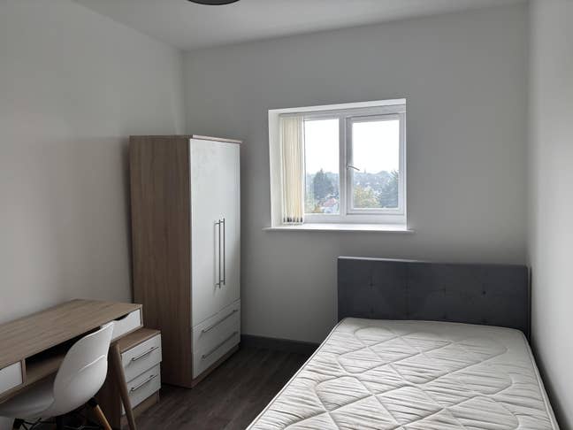  Utility bills at &pound;30 per month Main Photo