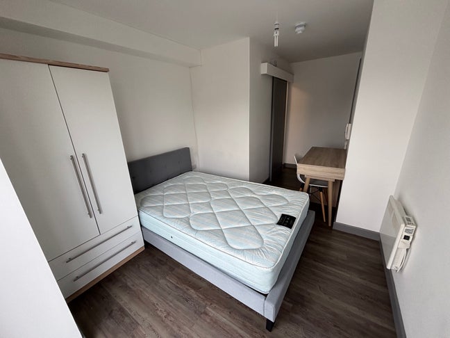  Utility bills at &pound;30 per month Main Photo