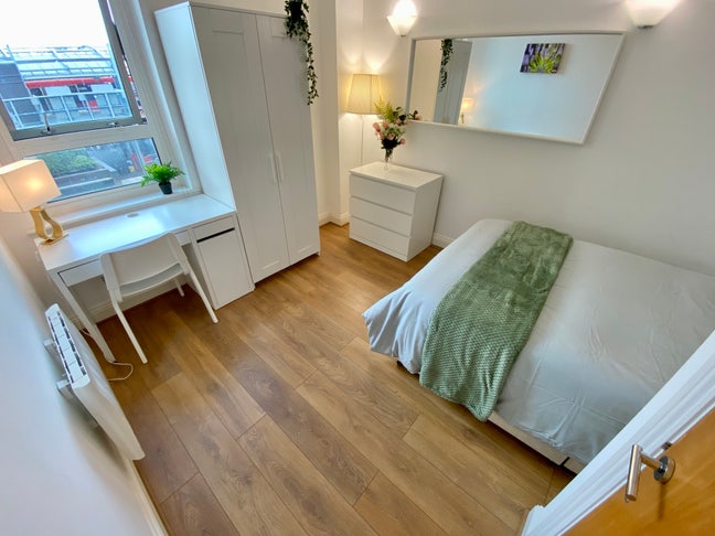 Modern double room - Crossharbour Main Photo