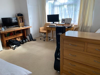  Brilliant double bedroom on ground floor  Main Photo