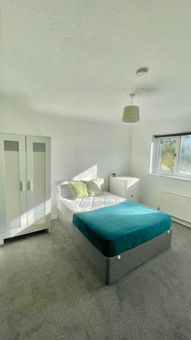 Bright, cozy double room in a shared house Main Photo